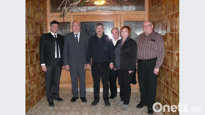Bürgermeister Edgar Knobloch (links) und Stadtverbandsvorsitzender Gerhard Mark (Dritter von rechts) gratulierten dem neuen alten Vorstand mit Vorsitzendem Willi Buchfelder (von links), 2. Vorsitzendem Thomas Meyer, Schriftführerin Angela Biersack und Kassier Willi Gottschalk zur Wahl. Bild: abu