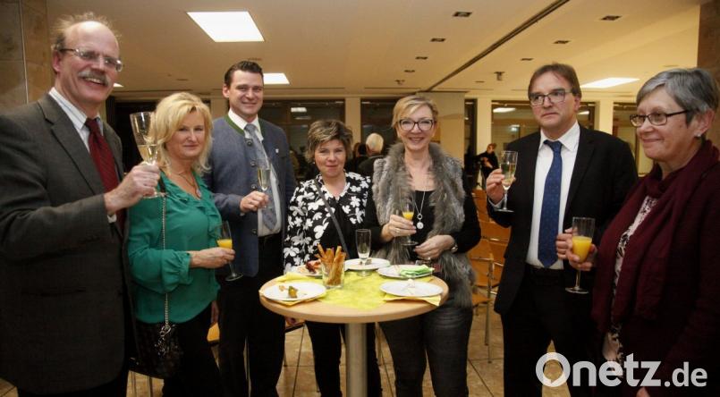 Landrat Thomas Ebeling (Dritter von links) und Regierungsvizepräsident Christoph Reichert (Zweiter von rechts) suchten beim Empfang des Landkreises das Gespräch mit den Vertretern der Senioren- und Wohlfahrtsverbände. Bild: Hirsch