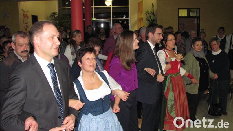 Beim Schlusslied: &quot;Aitz homma a weng gsunga&quot; fassten sich alle Gäste an den Händen oder hängten sich ein und sangen kräftig mit. Cornelia Gurdan (vorne, Fünfte von links) bescherte mit ihrer &quot;Oberpfälzer Grenzgangmusik&quot; dem Manteler Publikum einen abwechslungsreichen und unterhaltsamen Abend. Bild: sei