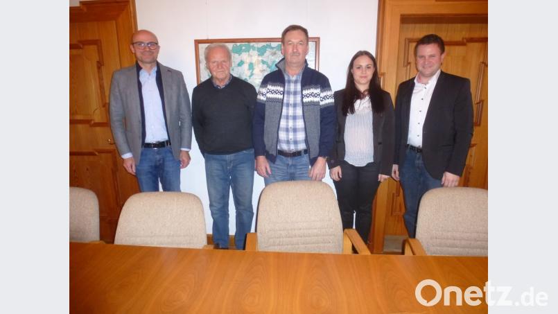 Norbert Schießl (Mitte) bleibt Obmann der Feldgeschworenen im Markt Schwarzhofen, vertreten wird er weiterhin von Hans Gürtler (Zweiter von links). Zur Wahl gratulierten (von rechts) Vermessungsgruppenleiter Robert Feldbauer, VG-Mitarbeiterin Denise Frey und Bürgermeister Maximilian Beer. Bild: mad