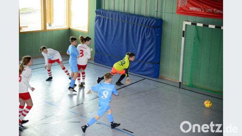 Glück für den Torhüter - der Ball geht ins Aus. Spannende Momente gibt der Spielplan vor, wegen der Kürze der Spiele geht der Weg meist ganz schnell Richtung Tor. Bild: bey