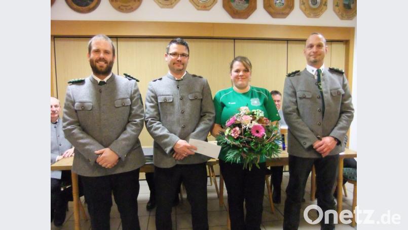 Bei der Ehrung: Von links Der neue, designierte Schützenmeister Andreas Hammer, Max Koller mit Gattin Andrea und Christian Habinger als weiterhin der Zweitverantwortliche bei den Bergschpützen auch in Zukunft. Bild: gm