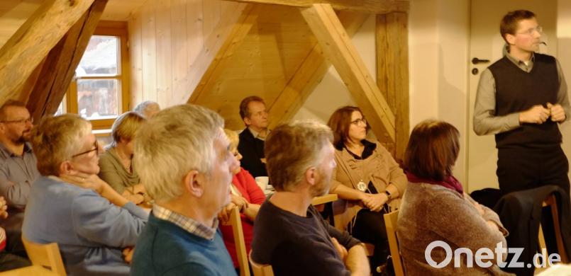 Die Katholische Landvolkbewegung der Pfarreiengemeinschaft Kemnath–Fuhrn–Schwarzach–Altfalter– Unterauerbach lud zum Jahrestreffen 2019 nach Mitterauerbach ins Dorfgemeinschaftshaus „Äiherlhof“ ein. KLB- Kreisseelsorger Michael Hoch (stehend) thematisierte „Kirche im 21.Jahrhundert: Wie es bei uns weitergehen könnte“. Bild: ohr