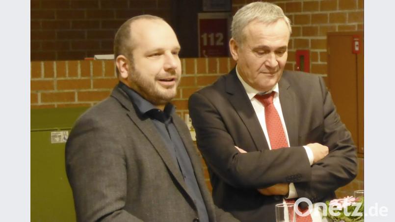 Vorstand Vitzthum erläutert den Inhalt der erstmals in Bayern gezeigten Ausstellung. Bild: fsb