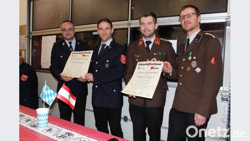 „Die Chemie stimmt zwischen den beiden Feuerwehren - wir freuen uns riesig auf die Patenschaft“, so Kommandant Stefan Egerer und mit ihm Vorsitzender Sebastian Schwemmer für die Freiwillige Feuerwehr Ranna sowie Kommandant Christoph Bauer und Vorsitzender Florian Wundsam für die Freiwillige Feuerwehr Rannariedl (von links). Bild: cs
