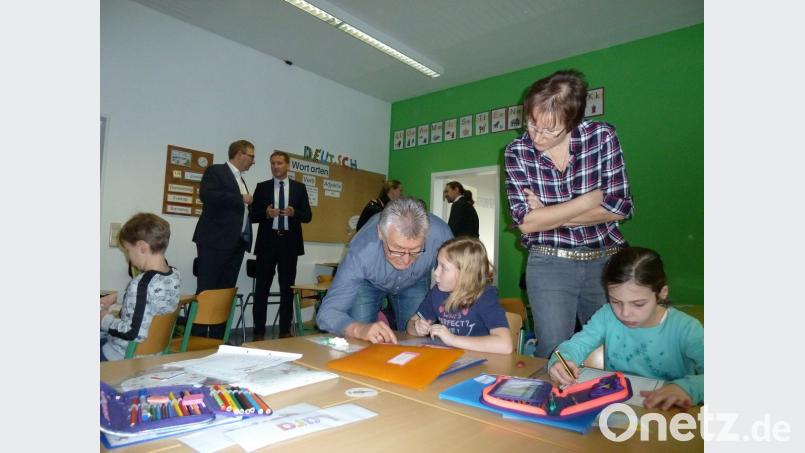 Vertreter von Eltern und Politik beobachteten den Unterricht in der Kombiklasse 1/2b. Während Stadtrat Josef Herdegen bei der Aufgabe half, diskutierten MdL Alexander Flierl (hinten von links), Schulrat Jürgen Bomertl und der Elternbeiratsvorsitzende Alexander Ried das flexible Schulsystem. Bild: Portner