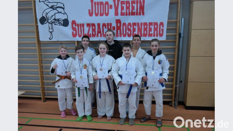 Die erfolgreichen Athleten des Judo-Vereins mit ihrem Betreuer Sebastian Eisner. Bild: shu