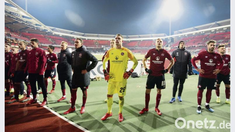 Eine gefrustete Mannschaft vor gefrusteten Fans: Pfiffe gab es am Sonntag nach dem 1:3 gegen Hertha BSC aber kaum. Die Frage ist aber: Wie lange halten die Anhänger ob der Negativserie noch still. Bild: bmr