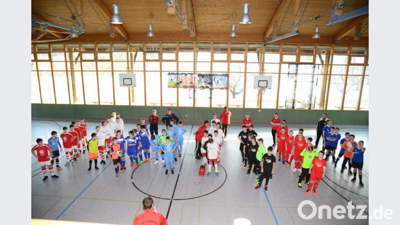 Die Spieler der Teams werden vor dem Beginn der Spiele in den Gruppen auf die Einhaltung der Regeln hingewiesen. Bild: bey