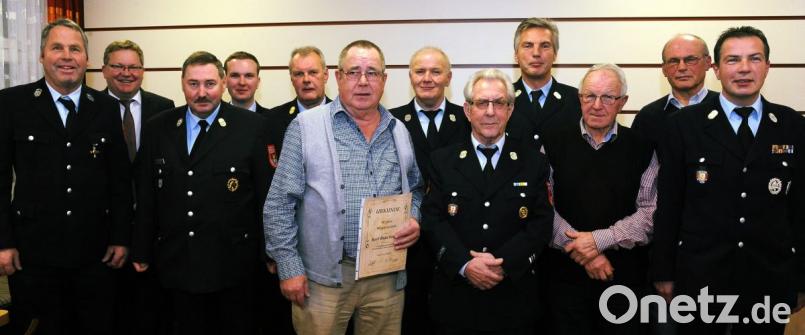 Ehrungen für langjährige Mitgliedschaft und 40 Jahre aktive Dienstzeit stehen bei der Karmensöldener Feuerwehr auf der Tagesordnung (von links): Raimund Roth, Oberbürgermeister Michael Cerny, Karl Diepold, stellvertretender Kommandant Stefan Hanauer, Stadtbrandrat Bernhard Strobl, Karl Bauchinger, Alfons Erras, Walter Graml, Manfred Rath, Alois Auer, Gerhard Bernklau und Kommandant Herbert Rath. Bild: gf