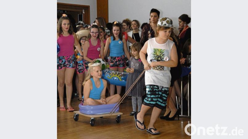 Prinz Julius I. zieht Prinzessin Nina I. zur Beachparty: Das Kinderprinzenpaar tanzt in der Showtanzgruppe mit. Bild: ws