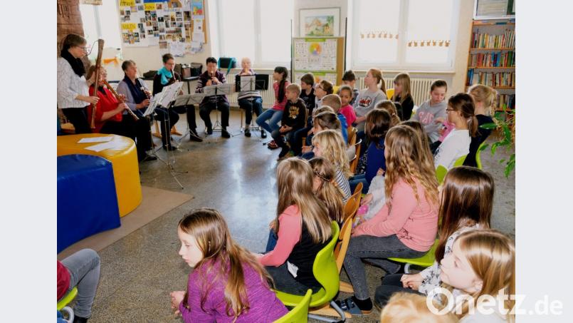 Mit einem kleinen Konzert in der Pausenhalle der Volksschule am Rauhen Kulm bereichert die „Flötengruppe Lober“ den Schulalltag und Musikunterricht der Viertklässler. Bild: do