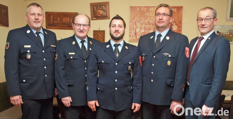 Gemeinsam mit KBM Jürgen Ehrnsberger und KBI Hubert Blödt (von links) gratulierte Bürgermeister Erwin Geitner Kommandant Rainer Salbeck und dessen Stellvertreter Tobias Haas (von rechts) zur Wahl. Bild: sön