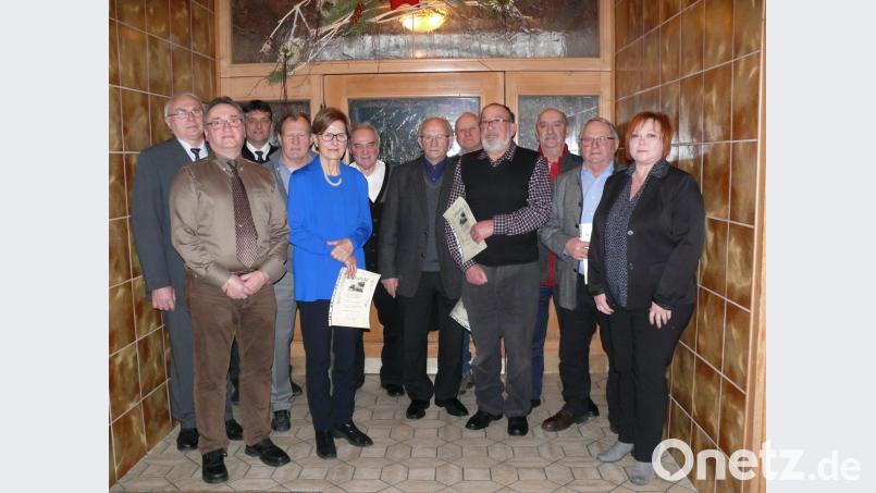 Seit 25, 40, 50 und sogar 65 Jahren sind einige Mitglieder dem Grafenwöhrer Heimatverein treu. Dafür danken ihnen Vereinsvorsitzender Willi Buchfelder (links), Bürgermeister Edgar Knobloch (Dritter von links) und Stadtverbandsvorsitzender Gerhard Mark (Sechster von links). Bild: abu
