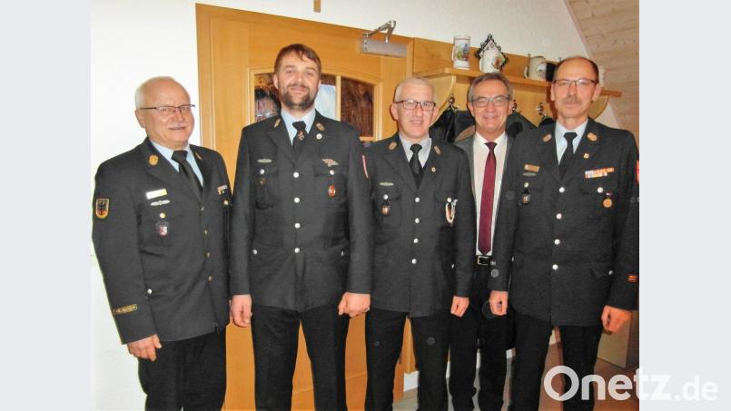 Kreisbrandinspektor Otto Braunreuther (links), Vorsitzender und Kreisbrandmeister Alois Schindler sowie Bürgermeister Werner Nickl gratulieren Kommandant Richard Prieschenk sowie seinem Stellvertreter Christian Busch (von rechts) zur Wiederwahl. Bild: hl