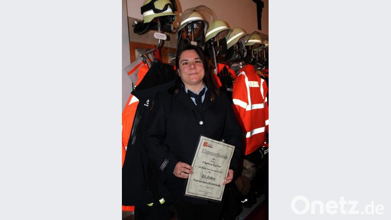 Über 25 Jahre steht Clarissa Egerer im aktiven Dienst der Feuerwehr Ranna. Mit dem Dank konnte sie Urkunde und Ehrennadel entgegen nehmen. Tobias Glück (25 Jahre) und Günther Bachmann (40 Jahre) wird die Auszeichnung nachgereicht. Bild: cs