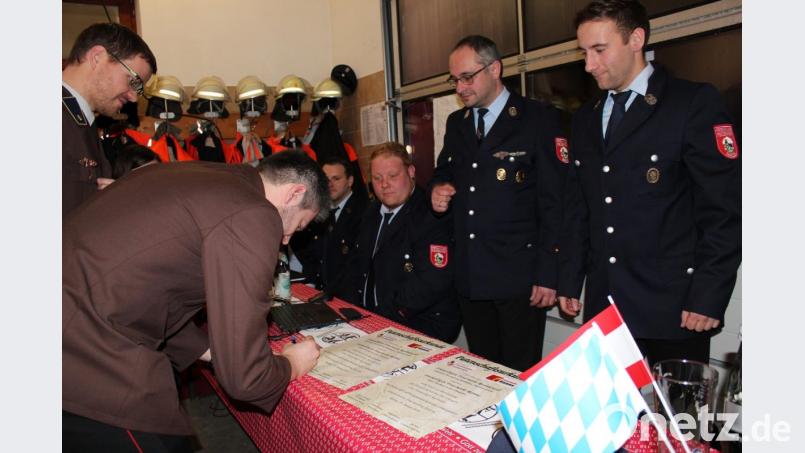 Die Patenschaftsurkunde unterzeichneten für die Feuerwehr Ranna Kommandant Stefan Egerer und Vorsitzender Sebastian Schwemmer, für die Feuerwehr Rannariedl Kommandant Christoph Bauer und Vorsitzender Florian Wundsam. Bild: cs