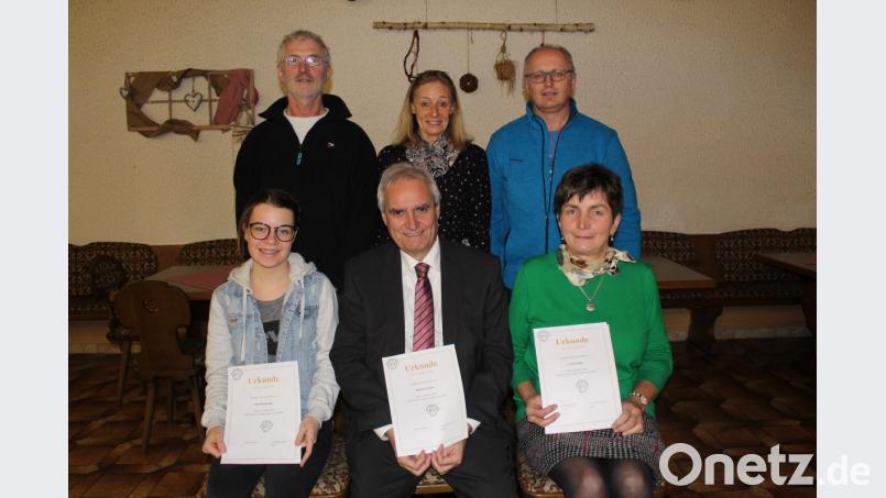 Nur drei der zu Ehrenden waren in der Jahreshauptversammlung anwesend (vorne von links): Nina Nürnberger sowie Manfred und Lucia Kratzer. Ihnen gratulierten die Vorsitzenden Thomas Lindner, Andrea Pfreundtner und Helmut Pöllath. Bild: soj