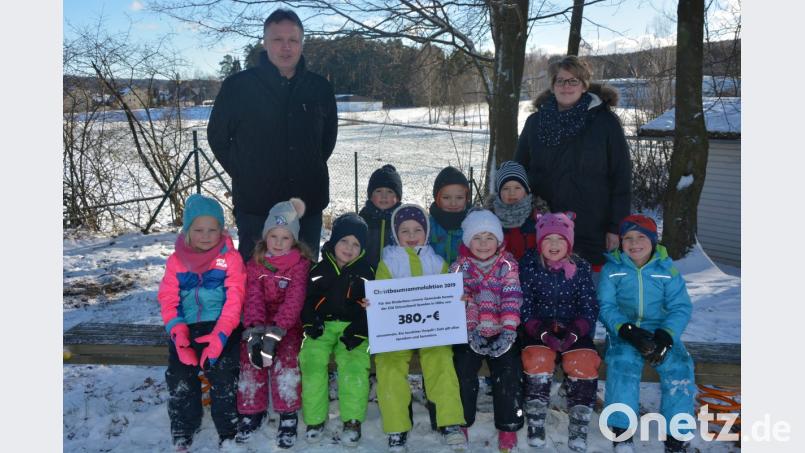 Die Kinder spielten gerade im Schnee, als CSU-Ortsvorsitzender und zweiter Bürgermeister Josef Hollmann den Erlös der diesjährigen Christbaumabholaktion an Kinderhausleiterin Michaela Kopp überreichte. Mit der 380-Euro-Spende soll der Garten des Kinderhauses auf Vordermann gebracht. Bild: jr