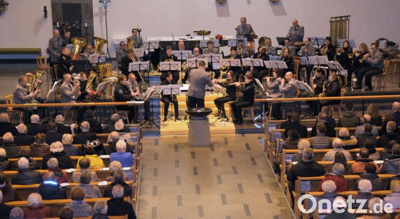 Zu einem Benefizkonzert gastierte der Reservistenmusikzug Oberpfalz in der Pfarrkirche St. Michael in Poppenricht. Bild: bö