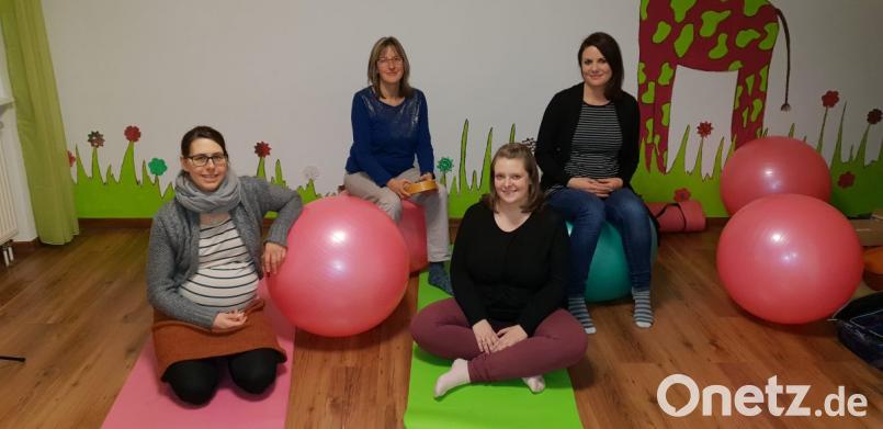 Andrea Kick (hinten links) leitet den Kurs „Singen und Tönen vor der Geburt“, den es erstmals im Familienzentrum Mittendrin gibt. Bild: jzk