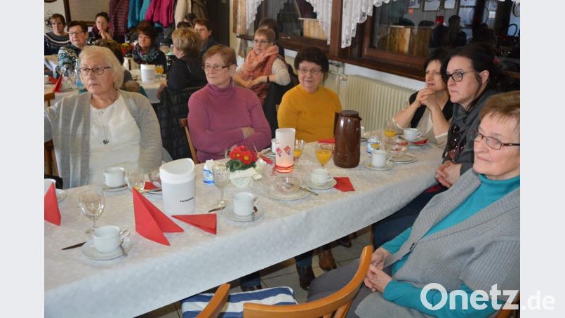 Fünfzig Frauen fanden am Samstagvormittag den Weg ins Pechbrunner Schützenheim. Zunächst genossen sie ein gesundes Frühstück und im Anschluss einen hörenswerten Vortrag von Christa Vogl. Bild: jr