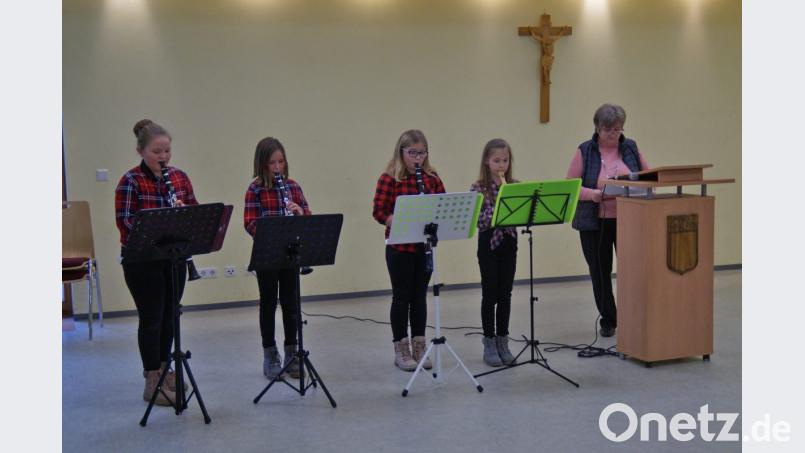 Mehrere Kinder gestalteten den Nachmittag musikalisch. Rechts am Rednerpult die Leiterin des Seniorentreffs Annemarie Mösbauer. Bild: rkp