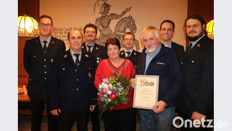 Verabschiedungen und Ehrungen vollzog die Feuerwehr Sigras. Von links Kommandant Dominik Graf, der Feuerwehr-Ruheständler Hans Herbst, Zweiter Vorsitzender Christian Lindner, seine Vorgängerin Herta Obermeier, Kreisbrandmeister Christian Meyer, der frisch gekürte Ehrenvorsitzende Bernhard Graf, Bürgermeister Hans-Jürgen Strehl und Vorsitzender Martin Herger. Bild: gru