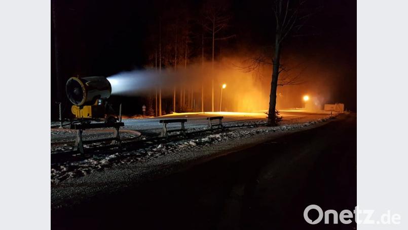 Die Schneekanonen auf dem Rotbühl laufen gerade zur Hochform auf. Bild: Markus Kraus