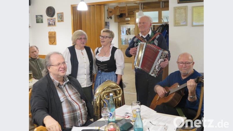 Herbert Diesner und Rudolf Fink bewähren sich als Begleiter für die beiden Kemnather Sängerinnen Sieglinde Wick und Monika Fink (von rechts). Bild: jzk