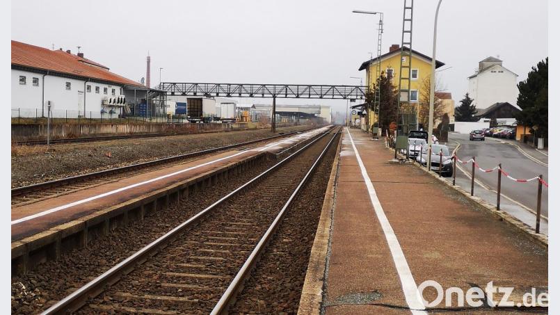 Auslöser für die Debatte im Marktrat war dieser 1902 errichtete, eiserne Steg über die Gleise, der die Bahnhofstraße (rechts) und die Nürnberger Straße verbindet. Er muss entweder um 1,40 Meter höher werden – oder er wird weggerissen. Die Räte sind sich noch nicht einig. Bild: Thomas Dobler