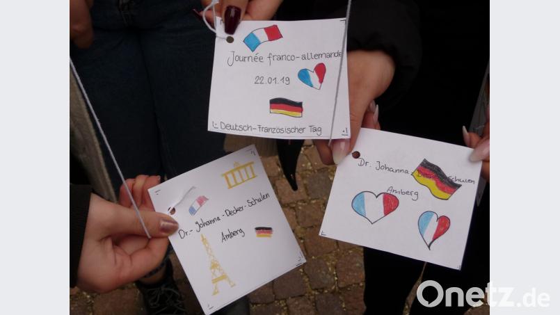 An jedem Luftballon hängt ein Zettel, der dokumentiert, worum es den Schülerinnen geht: Sie haben ein Herz für Frankreich. Bild: pmls