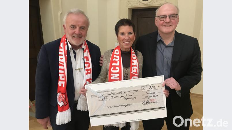Veronika und Bernd Hofmann übergeben den Scheck an Armin Wolf (rechts). Bild: hod