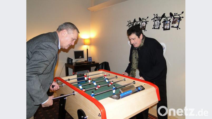 Die deutsch-französische Freundschaft zwischen Kurt Seggewiß (links), Oberbürgermeister von Weiden, und Alain Lévy hält auch eine Kickerpartie aus. Bild: esa