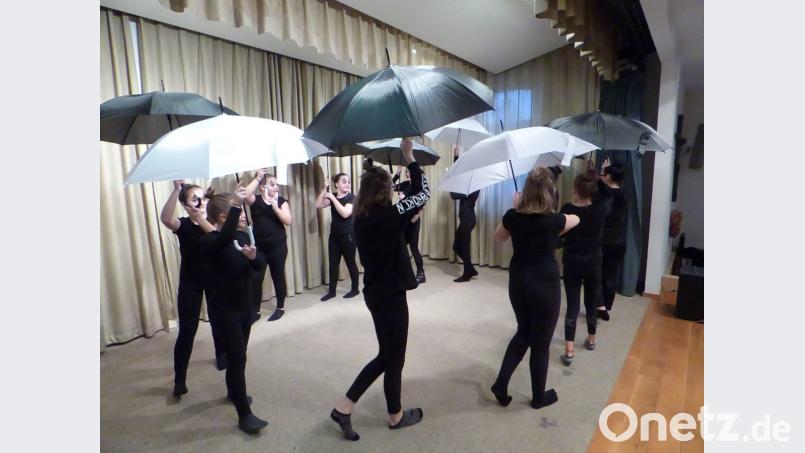 Die Schülerinnen der fünften bis neunten Jahrgangsstufe führten fetzige Tänze unter dem Motto &quot;Regen und Engel&quot; vor. Die Show, bei der das Requisit Regenschirm im MIttelpunkt stand, hatte Eva-Maria Ficker mit ihnen einstudiert. Bild: mng