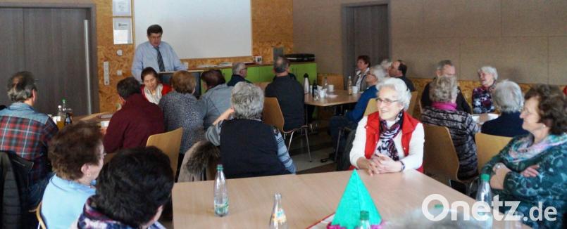 Beim ersten Ü-50-Café im neuen Jahr lasen Wilfried Neuber (stehend) und Peter Fugmann lustige Texte und Geschichten. Bild: weu