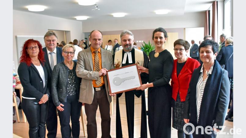 Über die Fertigstellung der Tagespflege freuen sich Carola Pfau (Kassiererin des Diakonievereins), Bürgermeister Manfred Porsch, Schulleiterin Hedwig Forster, Projektleiter Harald Kettel, Pfarrer Dirk Grafe, Architektin Simone Walter, Landtagsabgeordnete Gudrun Brendel-Fischer sowie die Leiterin der Tagespflege, Maria Reiß (von links). Bild: hai