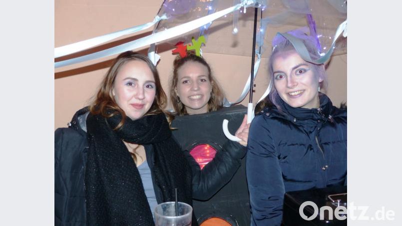 FAschingsball der Katholischen Landjungend Wolfsfeld in der Disco Contrast in Kastl- Bild taffe Mädels empfingen die Besucher an der Kasse Bild: jp