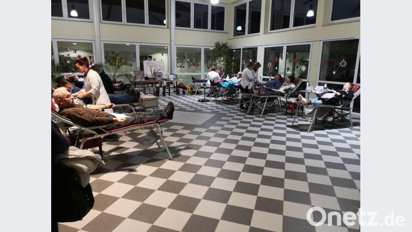 Zwölf Spenderliegen stehen im Atrium der Kemnather Mittelschule. Mitarbeiter des Blutspendedienstes zapfen den Spendern jeweils einen halben Liter Blut ab. Bild: mde
