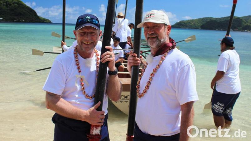 An Land-Tagen treibt Winfried Koller (rechts) gern Sport: hier mit Kapitän Morten Hansen beim Rudertraining auf Samoa. Bild:  BR/Bewegte Zeiten GmbH/Gerrit Mannes