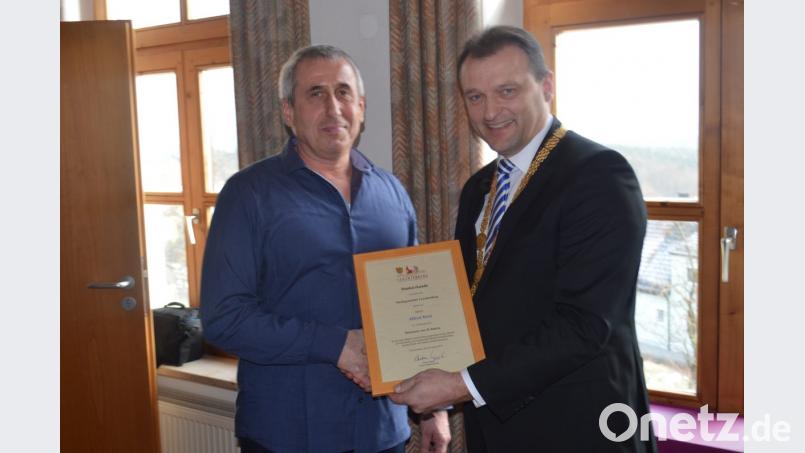 Bürgermeister Anton Kappl überreicht Alfred Kick (von rechts) die Urkunde zum Dienstjubiläum Bild: fz