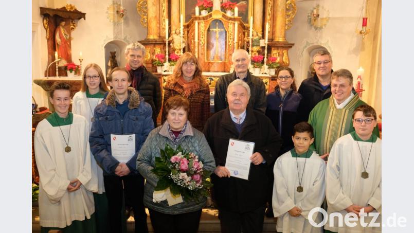 Nach 36 Jahren als Kirchenpfleger wird Hans Bayerl (vorne, Mitte) von Pfarrer Adrian Kugler (Zweiter von rechts) verabschiedet. Zugleich legt Bayerls Ehefrau Christine (mit Blumen) nach langjähriger Tätigkeit die Rechnungsführung der Kirchenverwaltung nieder. Als Mesnerin bleibt sie aber der Pfarrei erhalten. Dank gilt auch Werner Groher (Dritter von links), der dem Gremium ebenfalls nicht mehr angehört. Gleichzeitig begrüßt Kugler die neuen Mitglieder der Kirchenverwaltung, darunter Erich Biersack, Magdalena Lautner und der neue Kirchenpfleger Robert Biersack (hinten, von rechts), sowie Gertraud Hofmann und Eduard Stopfer als Vertreter des Pfarrgemeinderats. Bild: do