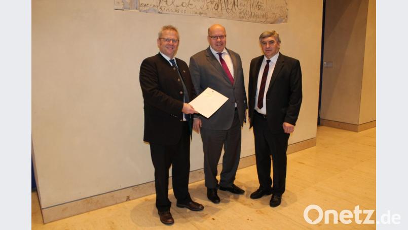 Bundestagsabgeordneter Karl Holmeier (rechts) und Oberbürgermeister Andreas
Feller (links) übergaben ein Schreiben an Bundeswirtschaftsminister Peter Altmaier, um ihre Forderung für die Erdverkabelung des „Ostbayernrings“ im Raum Schwandorf zu bekräftigen Bild: exb/Büro Holmeier