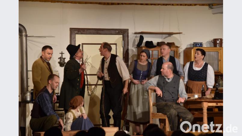 Die Freihunger Theatergruppe setzt in ihrem neuen Stück erst einen Bauernhof und dann ihr Publikum ordentlich unter Strom. Bild: exb