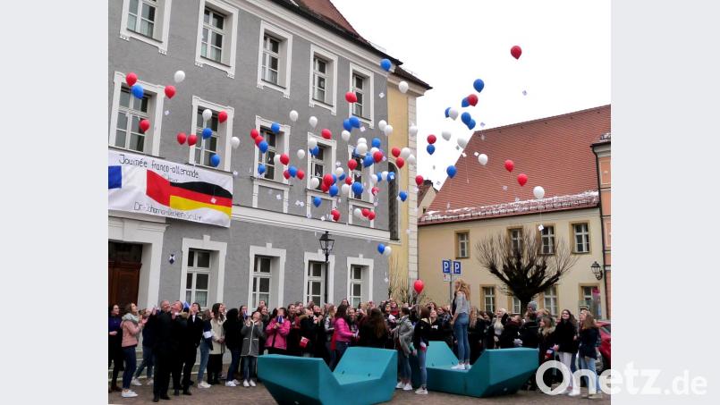 99 Luftballons steigen in den Himmel. Als Zeichen der Freundschaft mit Frankreich. Bild: Stephan Huber