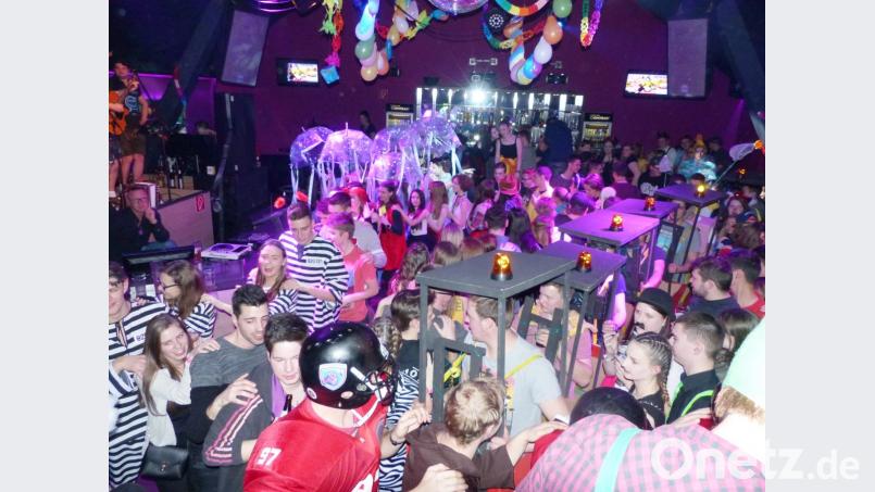 FAschingsball der Katholischen Landjungend Wolfsfeld in der Disco Contrast in Kastl- bei der Polonaise gings nur mit kleinen Schritten weiter Bild: jp