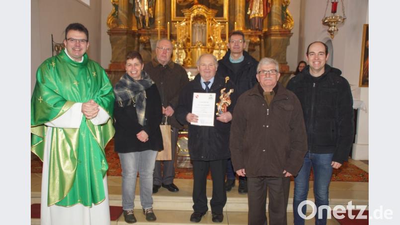 Pfarrer Wolfgang Dietz beim Sonntag-Gottesdienst mit den ausscheidenden Kirchenverwaltungsmitgliedern Wilfried Paa und Hans Wirnshofer (Dritter und Vierter von links). Dem künftigen Gremium gehören Eva Prögler, sowie Sebastian Betz und Linus Scharl (von rechts) an. Kirchenrechner ist Fritz Bock jun. (Dritter von rechts). Nicht im Bild Harald Saßl (ausgeschieden) und Manfred Dirscherl (neu). Bild: mmj