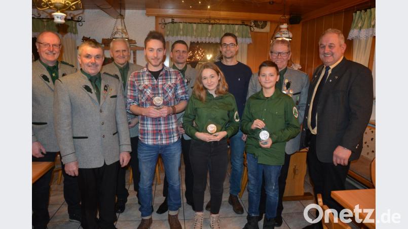 Die Vereinsmeister ehrte der Schützenverein „Lindenzweig“ Großensees bei der Jahresversammlung. Unser Bild zeigt (von links) Schützenmeister Erich Völkl, Vorsitzender Helmut Kipferl, Hans Haberkorn, Thomas Wölfl, Robert Haberkorn, Nele Haberkorn, Bernhard Voith, Fabian Ockl, Sebastian Zeitler und Bürgermeister Johann Burger Bild: jr