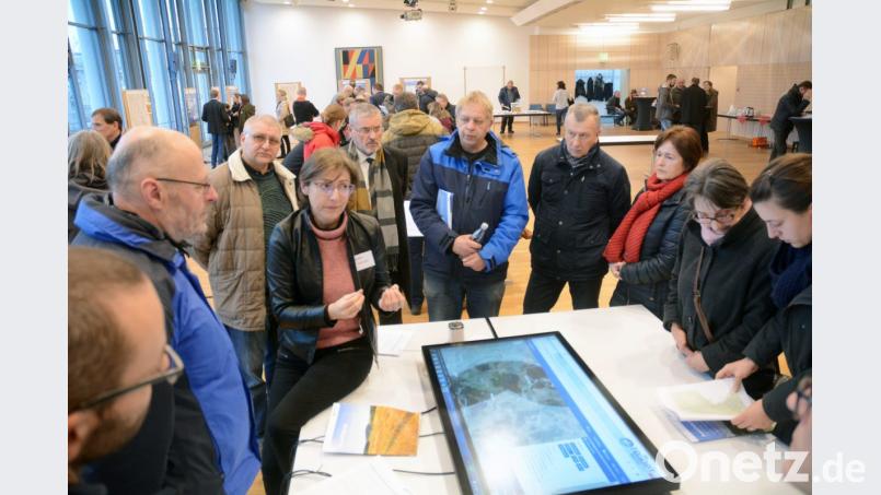 Im Gustav-von-Schlör-Saal wird fleißig diskutiert, informiert, gefragt, geantwortet und zugehört. Bild: Gabi Schönberger