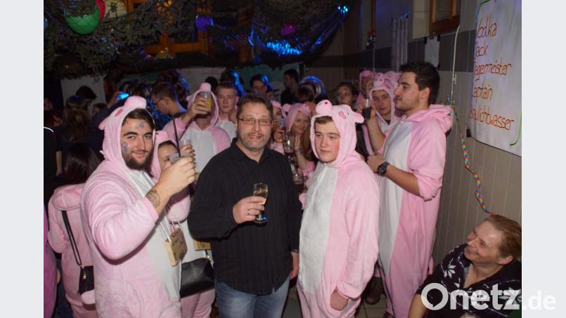 Feuerwehr-Vorsitzender Sandro Schwarz (Mitte) ließ sich gerne von diesen kostümierten Besuchern in die Bar einladen. Bild: mmj